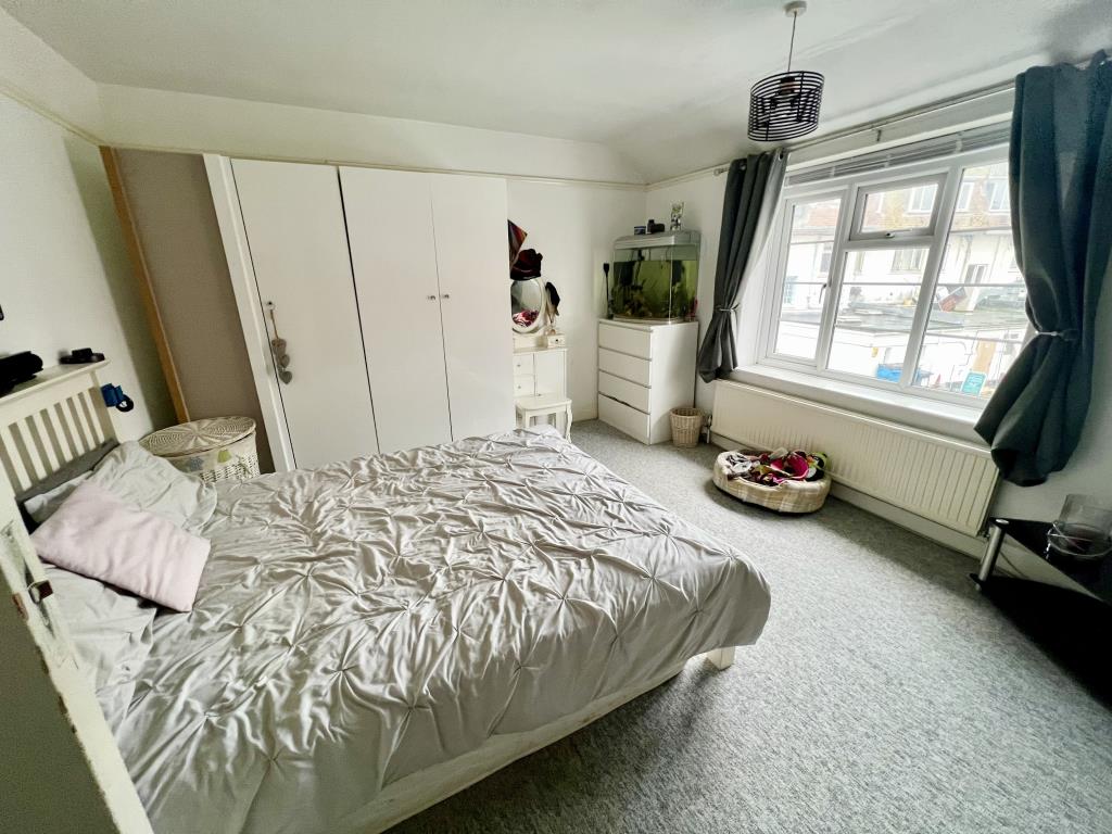Lot: 148 - TWO-BEDROOM COACH HOUSE FOR UPDATING - General view of bedroom 1
